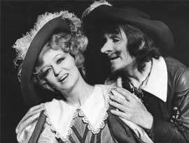 Blanka Bohdanová en Roxane et Josef Mixa en Cyrano de Bergerac © Jaromír Svoboda, www.narodni-divadlo.cz